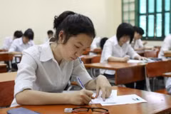 Thí sinh chỉ được mang vào phòng thi các máy tính bỏ túi không có chức năng soạn thảo văn bản, không có thẻ nhớ để lưu dữ liệu. (Ảnh: Minh Quyết/TTXVN)