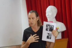 Mở lớp tiếng Anh miễn phí, cựu binh Mỹ muốn "bù đắp cho dân tộc Việt"