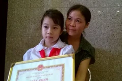 Nghẹn ngào trước nghị lực của em bé khuyết tật lớp 2 ở Mê Linh