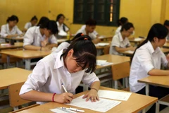 Thí sinh dự thi môn Ngữ văn tại điểm thi Trường Trung học phổ thông Hoàng Văn Thụ, Hà Nội (Ảnh: Quý Trung/TTXVN)