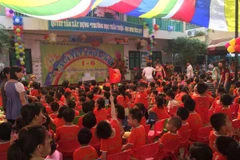 Học sinh trường Mầm non Mùa Xuân trong buổi bế giảng năm học 2014-2015. Đây có thể là buổi học cuối cùng của trường. (Ảnh: Hồng Kiều/Vietnam)