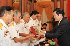 Chủ tịch nước Trương Tấn Sang tặng quà lưu niệm cho các đại biểu. (Ảnh: Nguyễn Khang/TTXVN)