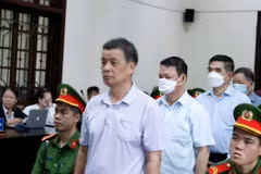 Các bị cáo Nguyễn Mạnh Thừa (trái), cựu giám đốc Công ty Lilama; Nguyễn Văn Vịnh (thứ 2 từ trái qua), cựu Bí thư Tỉnh ủy Lào Cai; Bị cáo Doãn Văn Hưởng (thứ 3 từ trái qua) - cựu Chủ tịch UBND tỉnh Lào Cai tại phiên tòa. (Ảnh: Quốc Khánh/TTXVN)
