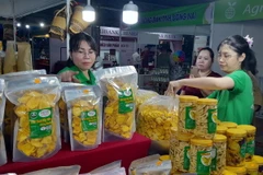 Sản phẩm từ trái cây qua chế biến được trưng bày tại hội chợ. (Ảnh: K GỬIH/TTXVN)