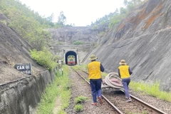 Công nhân đưa vật liệu vào hầm đường sắt Chí Thạnh để khắc phục sự số sạt lở. (Ảnh: Tường Quân/TTXVN)