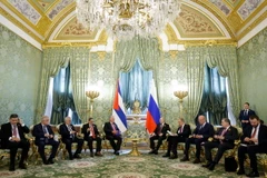 Tổng thống Nga Vladimir Putin (giữa, phải) và Chủ tịch Cuba Miguel Diaz-Canel (giữa, trái) trong cuộc hội đàm ở Moskva ngày 9/5/2024. (Ảnh: AFP/TTXVN)