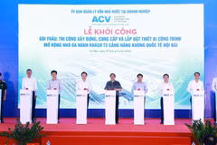 Thủ tướng Phạm Minh Chính và các đại biểu thực hiện nghi thức khởi công Dự án mở rộng nhà ga hành khách T2, Cảng Hàng không quốc tế Nội Bài. (Ảnh: Dương Giang/TTXVN)