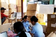 Lực lượng chức năng kiểm tra, thống kê hàng hóa vi phạm. (Ảnh: Thanh Sang/TTXVN)