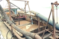 Một tàu khai thác cát trái phép. (Ảnh minh họa: TTXVN phát)