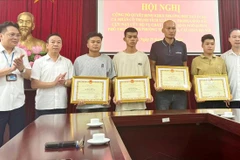 Quận Cầu Giấy khen thưởng 4 người tham gia cứu hộ, cứu nạn trong vụ cháy xảy ra ở phố Trung Kính. (Ảnh: Hà Nội Mới)