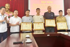Quận Cầu Giấy khen thưởng 4 người tham gia cứu hộ, cứu nạn trong vụ cháy xảy ra ở phố Trung Kính. (Ảnh: Hà Nội Mới)