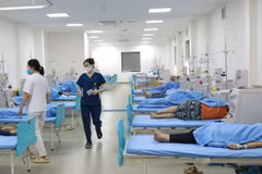Các công nhân nhập viện ngày 14/5/2024 do một vụ ngộ độc thực phẩm, được điều trị tại Bệnh viện Hữu nghị Lạc Việt. (Ảnh: Hoàng Hùng/TTXVN)