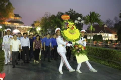 Lễ dâng hương, thắp nến tri ân các Anh hùng liệt sỹ tại Nghĩa trang A1.(Ảnh: Xuân Tư/TTXVN)