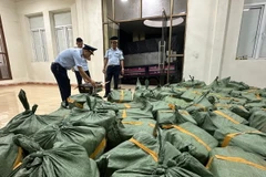 Gần 2 tấn xúc xích không rõ nguồn gốc xuất xứ bị lực lượng quản lý thị trường Quảng Ninh phối hợp phát hiện, thu giữ và tiêu hủy. (Ảnh: TTXVN phát)