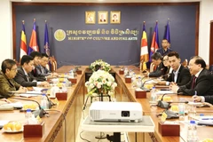 Đoàn công tác Bộ Văn hóa, Thể thao và Du lịch Việt Nam do Thứ trưởng Tạ Quang Đông dẫn đầu hội đàm với Bộ trưởng Bộ Văn hóa và Nghệ thuật Campuchia Phoeurng Sackona. (Ảnh: Quang Anh/TTXVN)