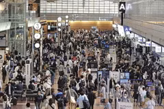 Hành khách chờ khởi hành tại sân bay Haneda ở Tokyo (Nhật Bản) ngày 27/4/2024. (Ảnh: Kyodo/TTXVN)