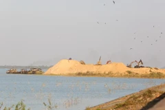 Hoạt động khai thác cát tại hồ Dầu Tiếng, Tây Ninh. (Ảnh: Giang Phương/TTXVN)