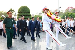 Thủ tướng Phạm Minh Chính dâng hương tại Nghĩa trang Liệt sỹ Quốc gia A1. (Ảnh: Dương Giang/TTXVN)