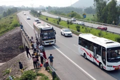Xe khách dừng đón khách tại km26 trên tuyến cao tốc Nội Bài-Lào Cai (gần nút giao IC04 thuộc tỉnh Vĩnh Phúc). (Ảnh: Hoàng Hùng/TTXVN)