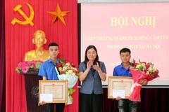 Lãnh đạo UBND tỉnh Nam Định trao Bằng khen cho 2 thanh niên dũng cảm cứu người trong vụ cháy rạng sáng 24/5 tại Hà Nội. (Ảnh: Nguyễn Lành/TTXVN)