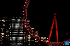 Vòng quay London Eye chuyển màu đỏ và vàng trong dịp Tết Nguyên đán. (Nguồn: Xihua)