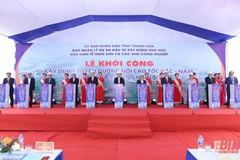 Các đại biểu thực hiện nghi thức khởi công dự án đường nối cao tốc Bắc-Nam, Quốc lộ 1A đi cảng Nghi Sơn. (Nguồn: Báo Thanh Hóa)