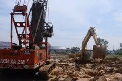 Nhà thầu xây dựng gói thầu XL2 của dự án thành phần 7 Đường Vành đai 3 TP Hồ Chí Minh huy động nhiều máy móc, thiết bị thi công nhằm đảm bảo tiến độ dự án. (Ảnh: Bùi Giang/TTXVN)