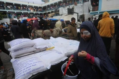 Người dân chờ nhận lương thực cứu trợ của UNRWA tại Rafah, Dải Gaza. (Ảnh: THX/TTXVN)