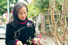 Áo chần bông xuống phố đón Xuân. (Ảnh: Thu Hằng/TTXVN)