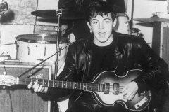 Paul McCartney cùng cây guitar bass Höfner. (Nguồn: Getty Images)