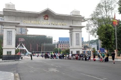 Du khách xuất cảnh qua cửa khẩu quốc tế Lào Cai. (Ảnh: Quốc Khánh/TTXVN)