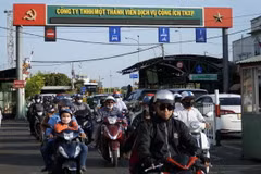 Người dân qua phà Cát Lái trở về Thành phố Hồ Chí Minh trong chiều mùng 5 Tết. (Ảnh: Tiến Lực/TTXVN)
