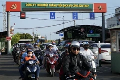 Người dân qua phà Cát Lái trở về Thành phố Hồ Chí Minh trong chiều mùng 5 Tết. (Ảnh: Tiến Lực/TTXVN)