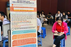 Tại nhà chờ điểm giải quyết thủ tục hành chính cấp, đổi giấy phép lái xe số 16 phố Cao Bá Quát. (Ảnh: Tuyết Mai/TTXVN)