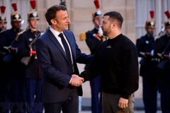 Tổng thống Pháp Emmanuel Macron (trái) trong cuộc gặp Tổng thống Ukraine Volodymyr Zelensky (phải) tại Paris, ngày 14/5/2023. (Ảnh: AFP/TTXVN)
