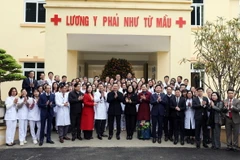 Chủ tịch nước Võ Văn Thưởng với các thầy thuốc của Trạm Y tế xã Thanh Phong, huyện Thanh Liêm. (Ảnh: Thống Nhất/TTXVN)