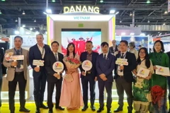 Đại sứ Việt Nam tại Ấn Độ Nguyễn Thanh Hải chụp ảnh lưu niệm với đoàn Sở Du lịch thành phố Đà Nẵng và các đối tác. (Ảnh: Ngọc Thúy/TTXVN)