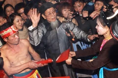 Nghi lễ "nõ" và "nường" chạm vào nhau trong "Lễ mật." (Ảnh : Anh Tuấn/TTXVN)