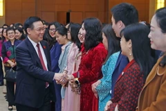 Chủ tịch Quốc hội chúc Tết cán bộ, công chức Văn phòng Quốc hội dịp đầu Xuân