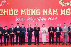 Chủ tịch Quốc hội Vương Đình Huệ chúc mừng năm mới các đại biểu. (Ảnh: Nhan Sáng/TTXVN)