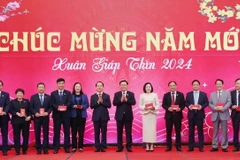 Chủ tịch Quốc hội Vương Đình Huệ chúc mừng năm mới các đại biểu. (Ảnh: Nhan Sáng/TTXVN)