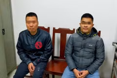 Hai đối tượng bị triệu tập làm việc tại cơ quan công an. (Ảnh: TTXVN phát)