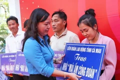 Chủ tịch Liên đoàn Lao động tỉnh Cà Mau Huỳnh Út Mười trao hỗ trợ nhà "Mái ấm công đoàn" cho đoàn viên, người lao động. (Ảnh: Huỳnh Anh/TTXVN)