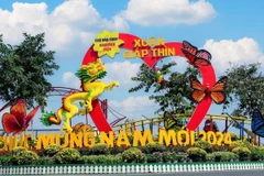 Cổng chào Chợ hoa Xuân Bình Điền 2024, Thành phố Hồ Chí Minh được thiết kế linh vật Tết Giáp Thìn. (Ảnh: Mỹ Phương/TTXVN)