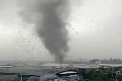 Hình ảnh ghi lại cơn lốc xoáy chưa từng có tại Indonesia. (Nguồn: Kabar-Sumedang)