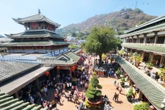 Rất đông du khách đến Miếu Bà chúa xứ Núi Sam (thành phố Châu Đốc, An Giang) để cầu sức khỏe, bình an cho gia đình dịp đầu Xuân mới. (Ảnh: Công Mạo/TTXVN)