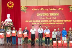 Phó Thủ tướng Lê Minh Khái và Bí thư Tỉnh ủy An Giang Lê Hồng Quang tặng quà Tết cho các hộ gia đình chính sách có hoàn cảnh khó khăn và công nhân, lao động có hoàn cảnh khó khăn trên địa bàn tỉnh An Giang. (Ảnh: Công Mạo/TTXVN)
