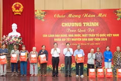 Phó Thủ tướng Lê Minh Khái và Bí thư Tỉnh ủy An Giang Lê Hồng Quang tặng quà Tết cho các hộ gia đình chính sách có hoàn cảnh khó khăn và công nhân, lao động có hoàn cảnh khó khăn trên địa bàn tỉnh An Giang. (Ảnh: Công Mạo/TTXVN)