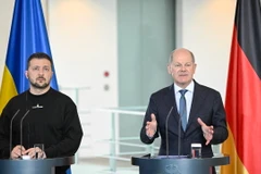 Thủ tướng Đức Olaf Scholz (phải) trong cuộc họp báo chung với Tổng thống Ukraine Volodymyr Zelensky tại Berlin, ngày 14/5/2023. (Ảnh: AFP/TTXVN)