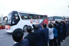 Lãnh đạo Công đoàn Hà Nội tiễn người lao động có hoàn cảnh khó khăn về quê đón Tết Nguyên đán Giáp Thìn năm 2024 tại Khu Công nghiệp Thăng Long. (Ảnh: Minh Đức/TTXVN)